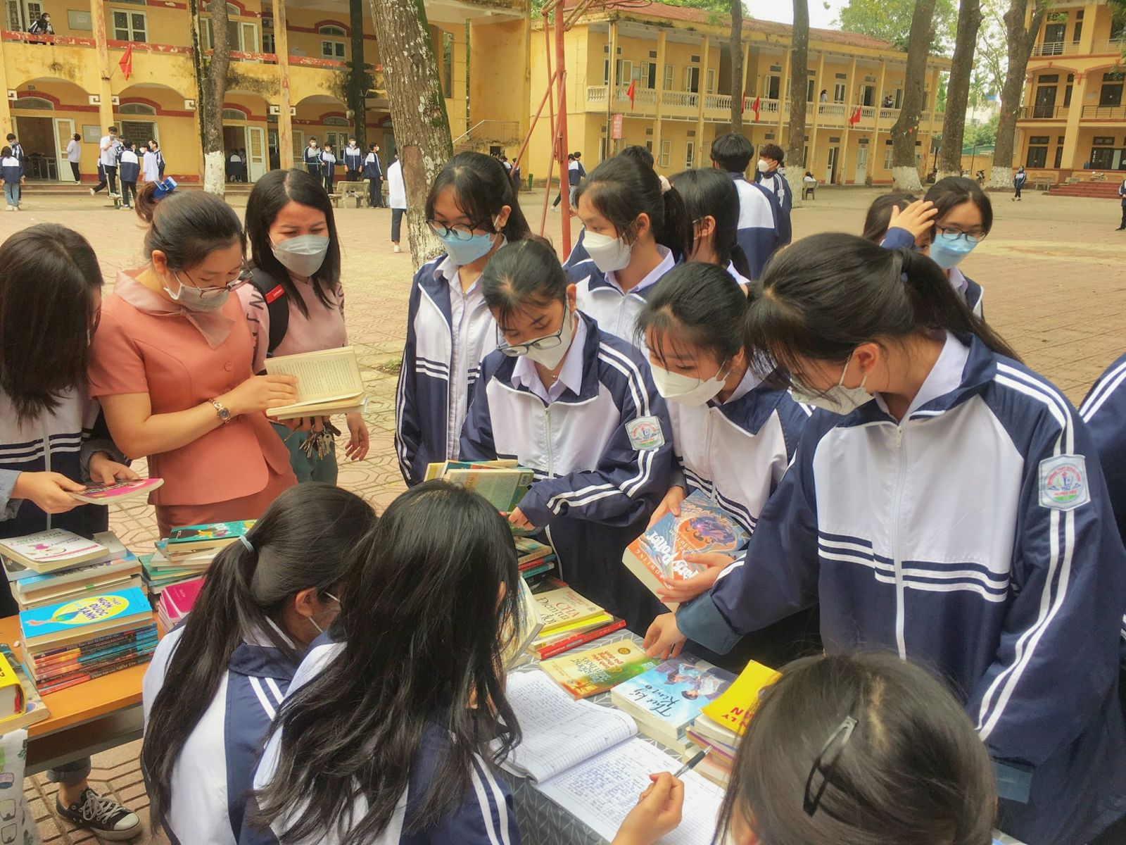 Huyện đoàn Khoái Châu phối hợp  tổ chức “Ngày hội đọc sách và hành động”  và mô hình “đổi sách lấy cây xanh” cho thanh thiếu niên năm 2022