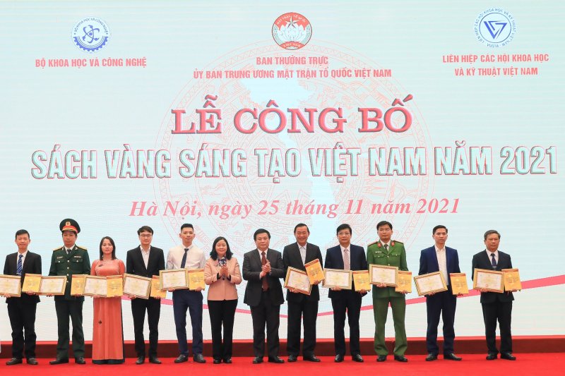 Vinh danh tập thể nghiên cứu dự án “Phần mềm hỗ trợ học sinh học Toán bằng Tiếng Anh lớp 10 THPT” được xướng tên trong Sách vàng sáng tạo Việt Nam 2021