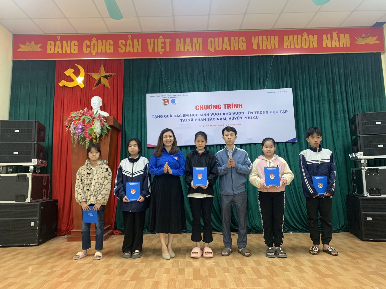 Tỉnh đoàn, Hội LHTN Việt Nam tỉnh cùng Giáo xứ Phương Bồ tổ chức chương trình tặng quà cho các em học sinh vượt khó vươn lên trong học tập tại xã Phan Sào Nam, huyện Phù Cừ năm 2024