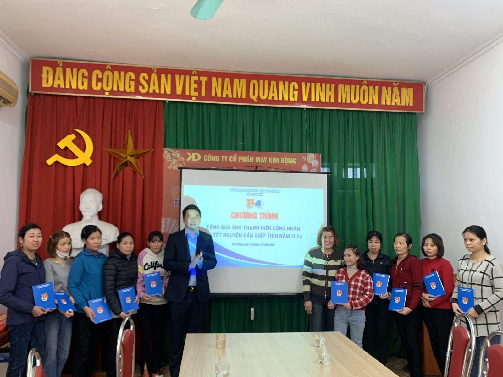 Ban Thường vụ Tỉnh đoàn, Hội LHTN Việt Nam tỉnh tặng quà thanh niên công nhân dịp tết Nguyên đán Xuân Giáp Thìn năm 2024
