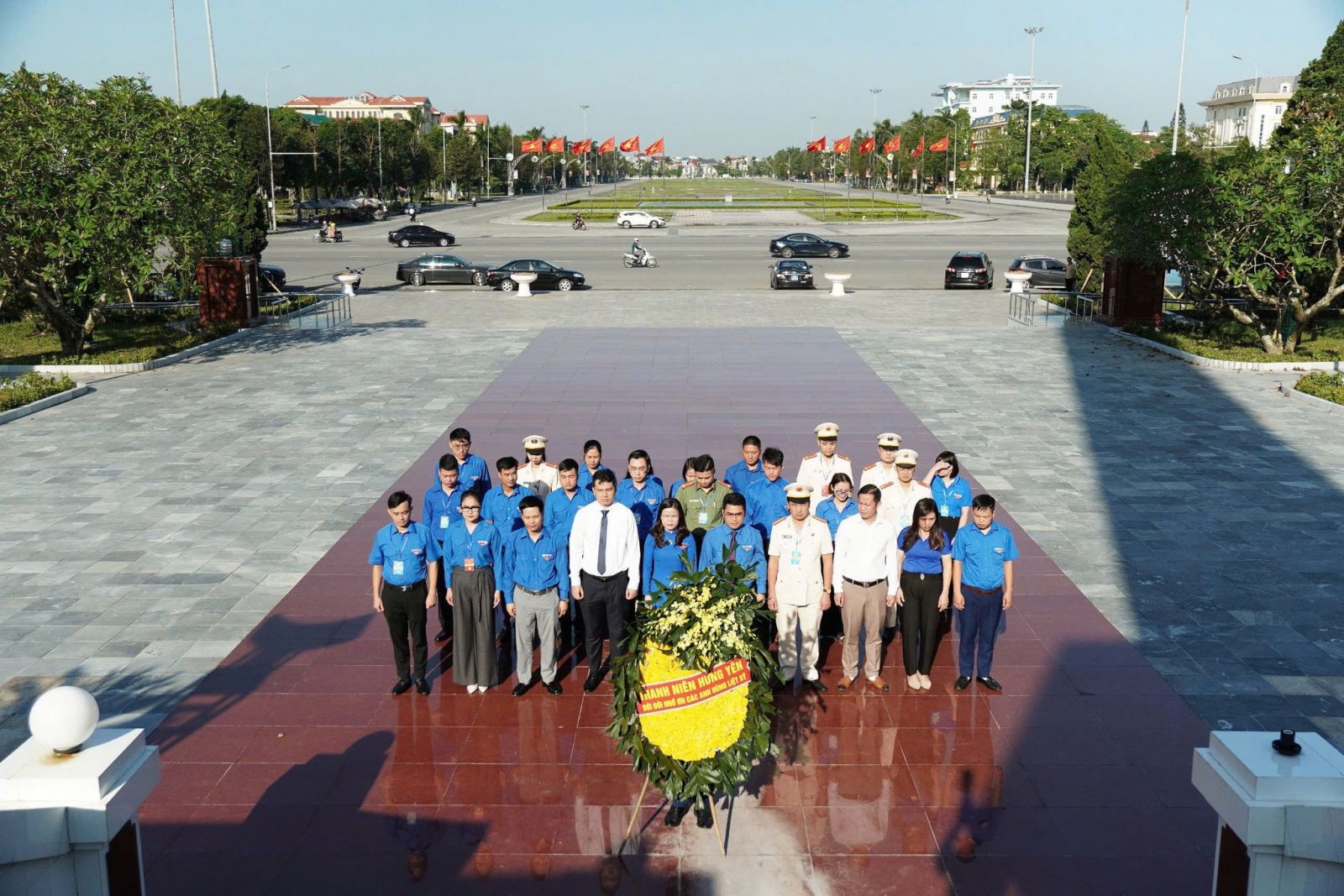 Đoàn đại biểu Hội Liên hiệp thanh niên Việt Nam tỉnh Hưng Yên lần thứ VI dâng hương tưởng nhớ Chủ tịch Hồ Chí Minh, Tổng Bí thư Nguyễn Văn Linh các anh hùng liệt sĩ