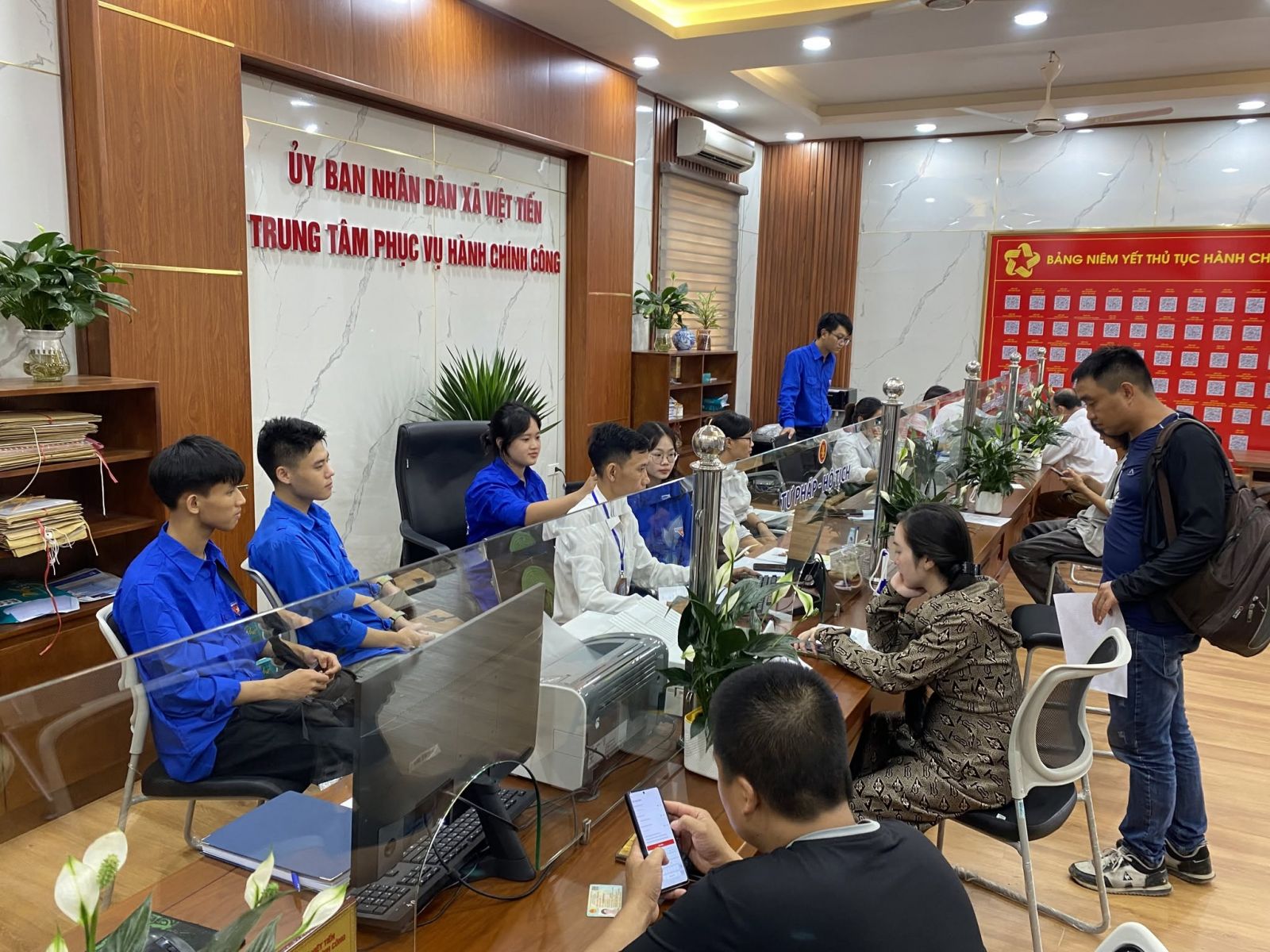 Hội Sinh viên Trường Cao đẳng Cộng đồng Hưng Yên chung tay hỗ trợ vận hành Trung tâm Phục vụ hành chính công xã Việt Tiến