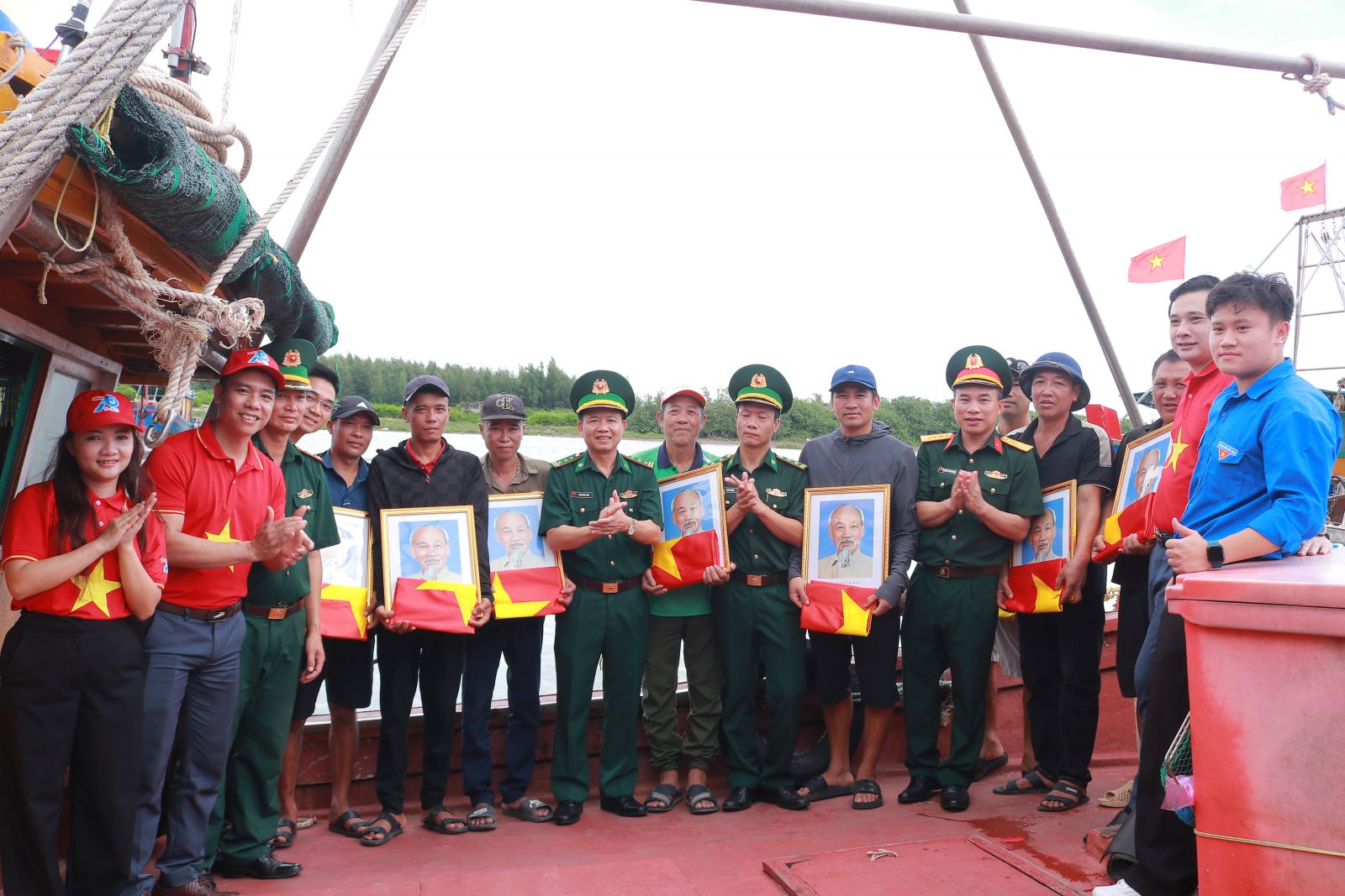 Những lá cờ Tổ quốc theo ngư dân Hưng Yên vươn khơi