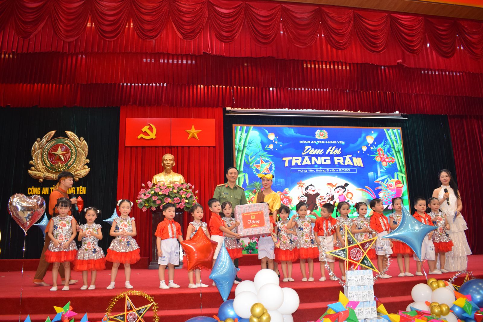 Vui Trung thu với “Đêm hội Trăng rằm” tại Công an tỉnh Hưng Yên