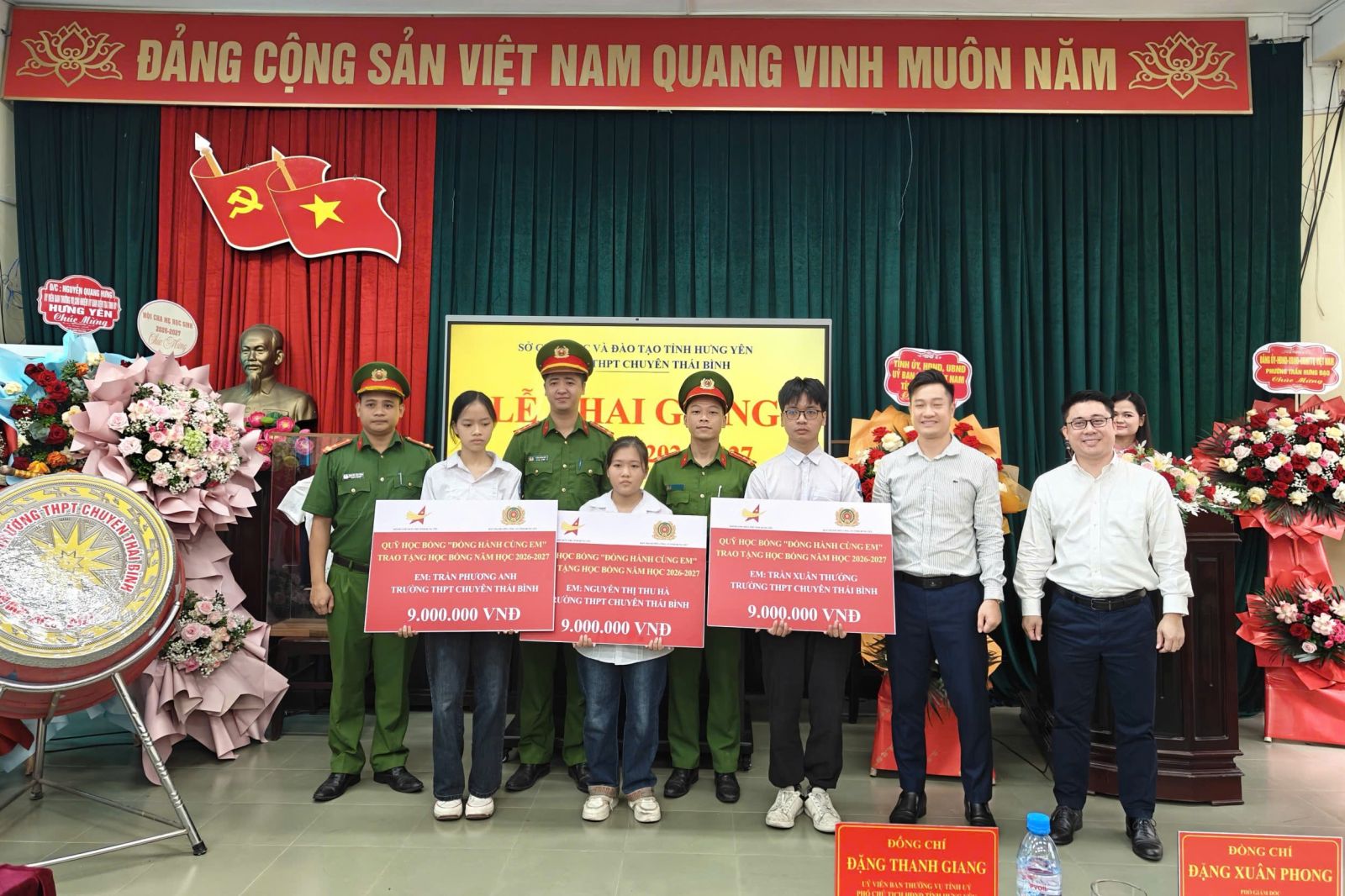 Đoàn Thanh niên Công an tỉnh trao học bổng “Đồng hành cùng em - Ươm mầm tài năng” năm học 2026 - 2027