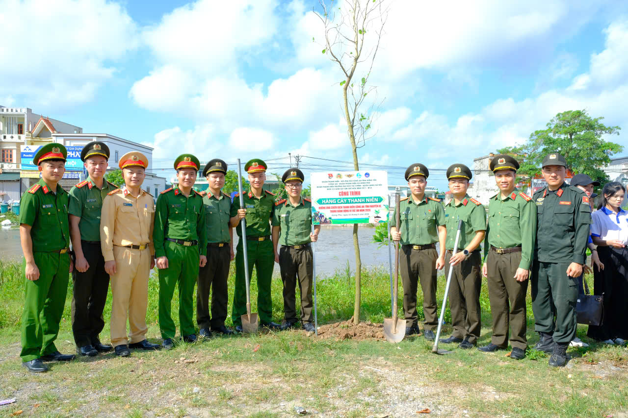 Đoàn Thanh niên - Hội Phụ nữ Công an tỉnh Hưng Yên ra quân “Làm sạch đường biển Cồn Vành, trồng cây xanh và trao tặng quà trẻ em khó khăn” tại xã Hưng Phú, tỉnh Hưng Yên