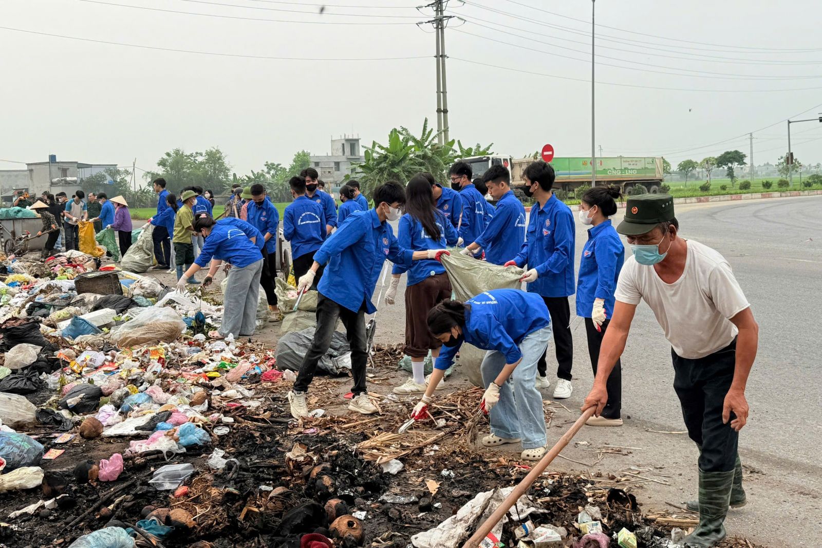 Tuổi trẻ Trần Lãm ra quân “Chủ nhật xanh”, xử lý điểm tồn đọng rác thải