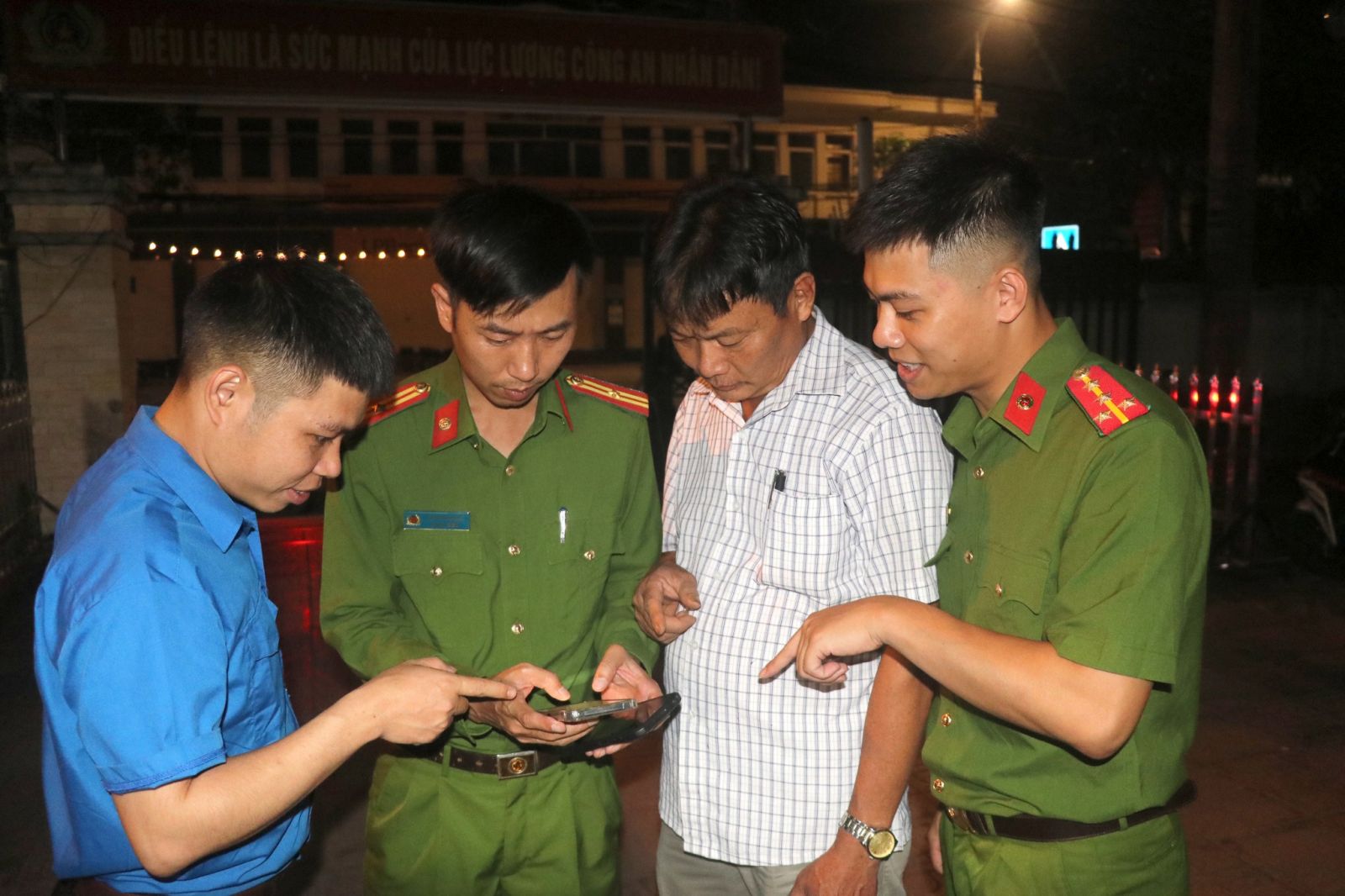 Thanh niên Hưng Hà “đi từng ngõ” hỗ trợ người dân tích hợp VNeID, cài đặt ứng dụng 114