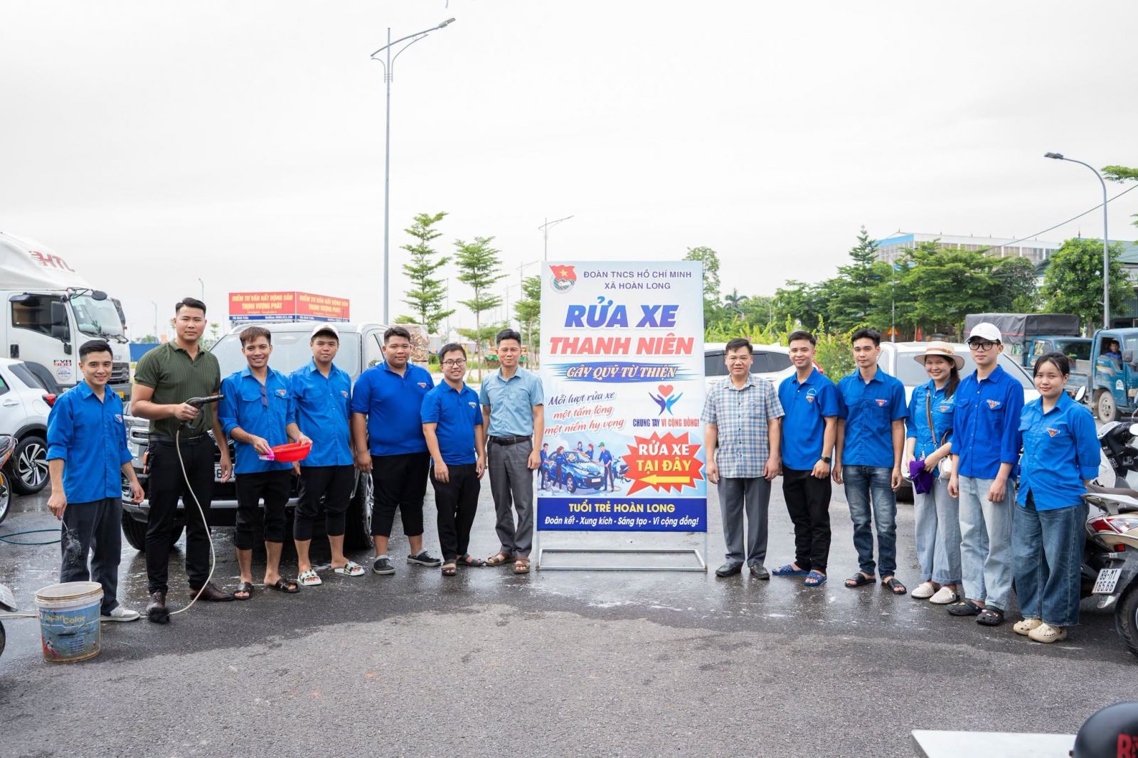Rửa xe gây quỹ, lan tỏa nghĩa tình Tháng Bảy