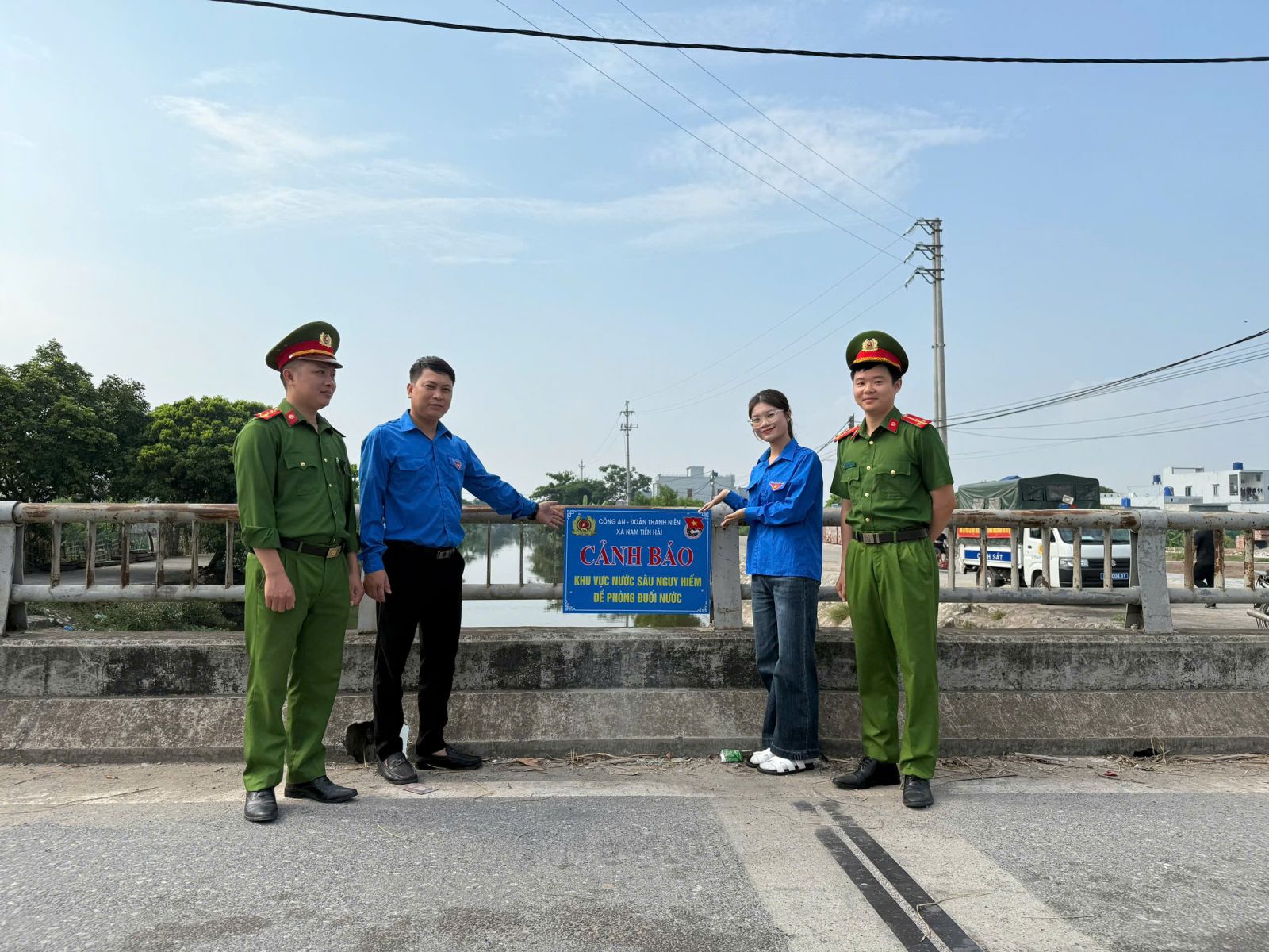 Thanh niên xã Nam Tiền Hải đội nắng cắm biển cảnh báo phòng chống đuối nước