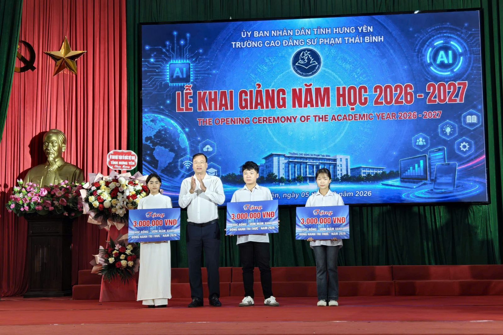 Bí thư Tỉnh đoàn Thiệu Minh Quỳnh dự Lễ khai giảng năm học mới, trao quà tặng học sinh có hoàn cảnh khó khăn