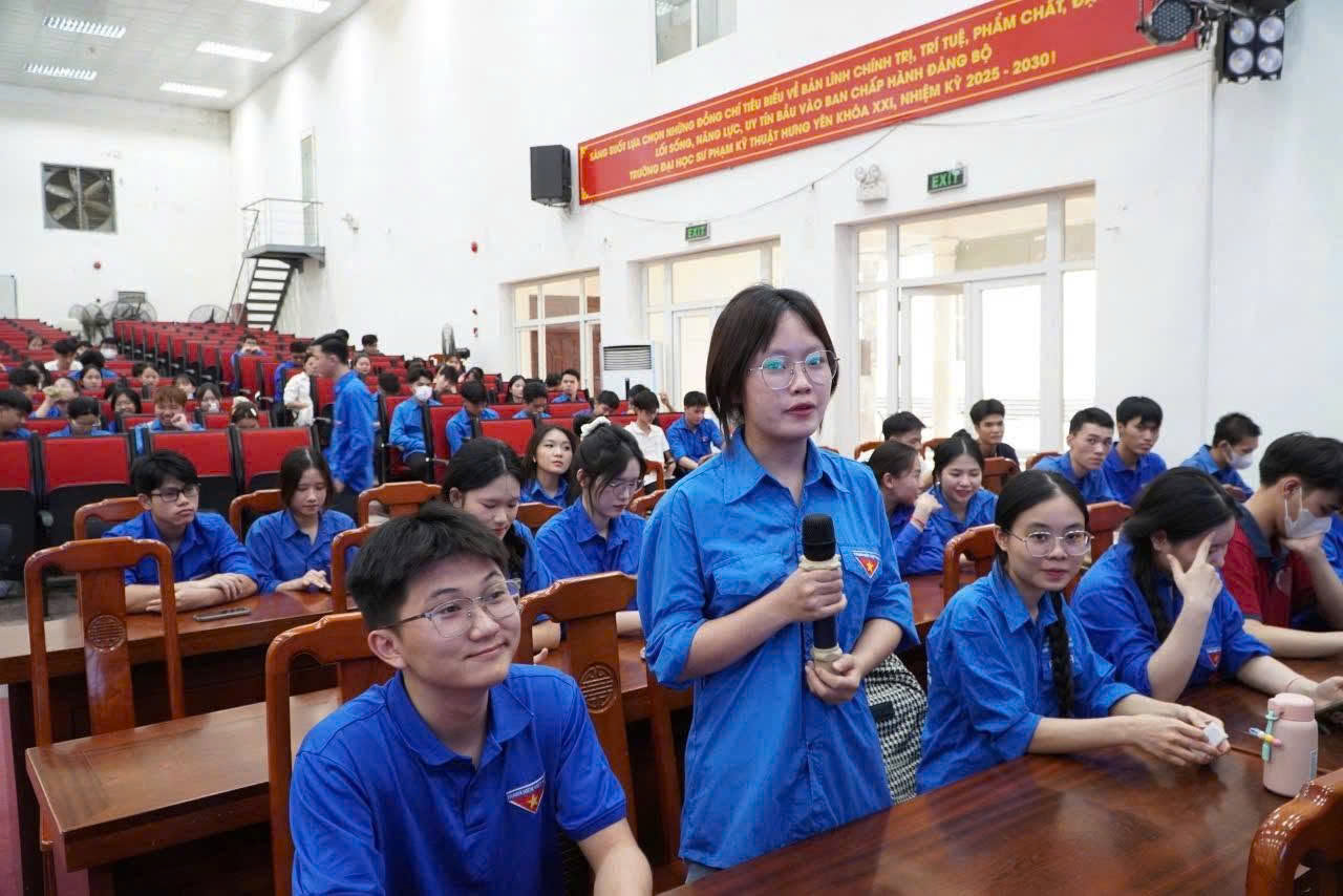 Câu lạc bộ Sinh viên 5 Tốt tỉnh Hưng Yên triển khai mô hình “1 sinh viên hỗ trợ 30 người dân chuyển đổi số”