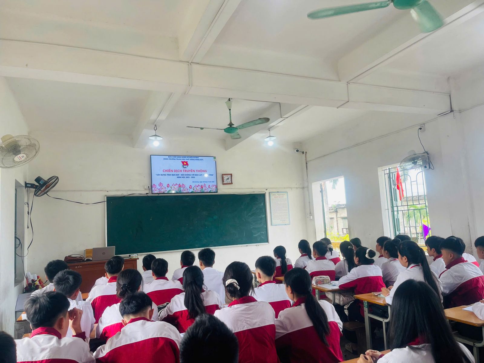 Đoàn trường THPT Hồng Đức đẩy mạnh truyền thông phòng chống bạo lực học đường