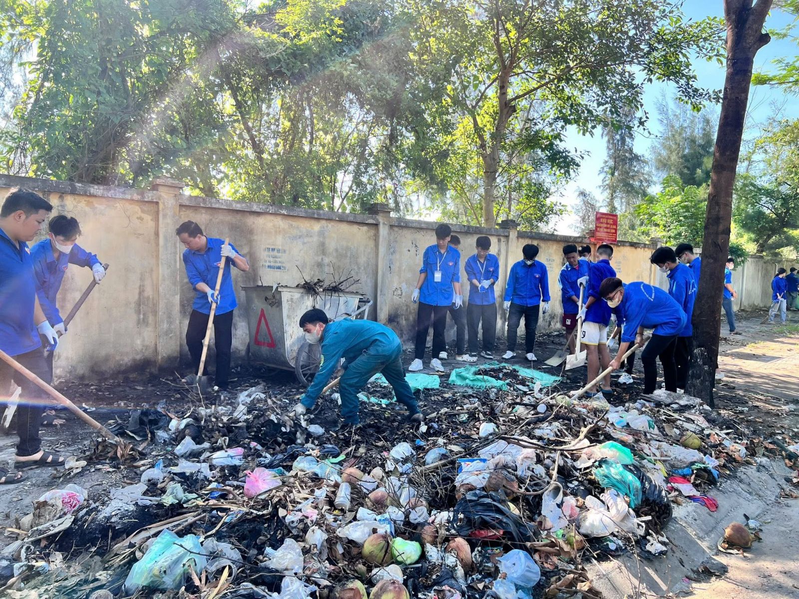 Sinh viên y dược Thái Bình ra quân chiến dịch tình nguyện mùa hè xanh – chung tay xoá điểm rác thải nóng tại phường Trần Lãm