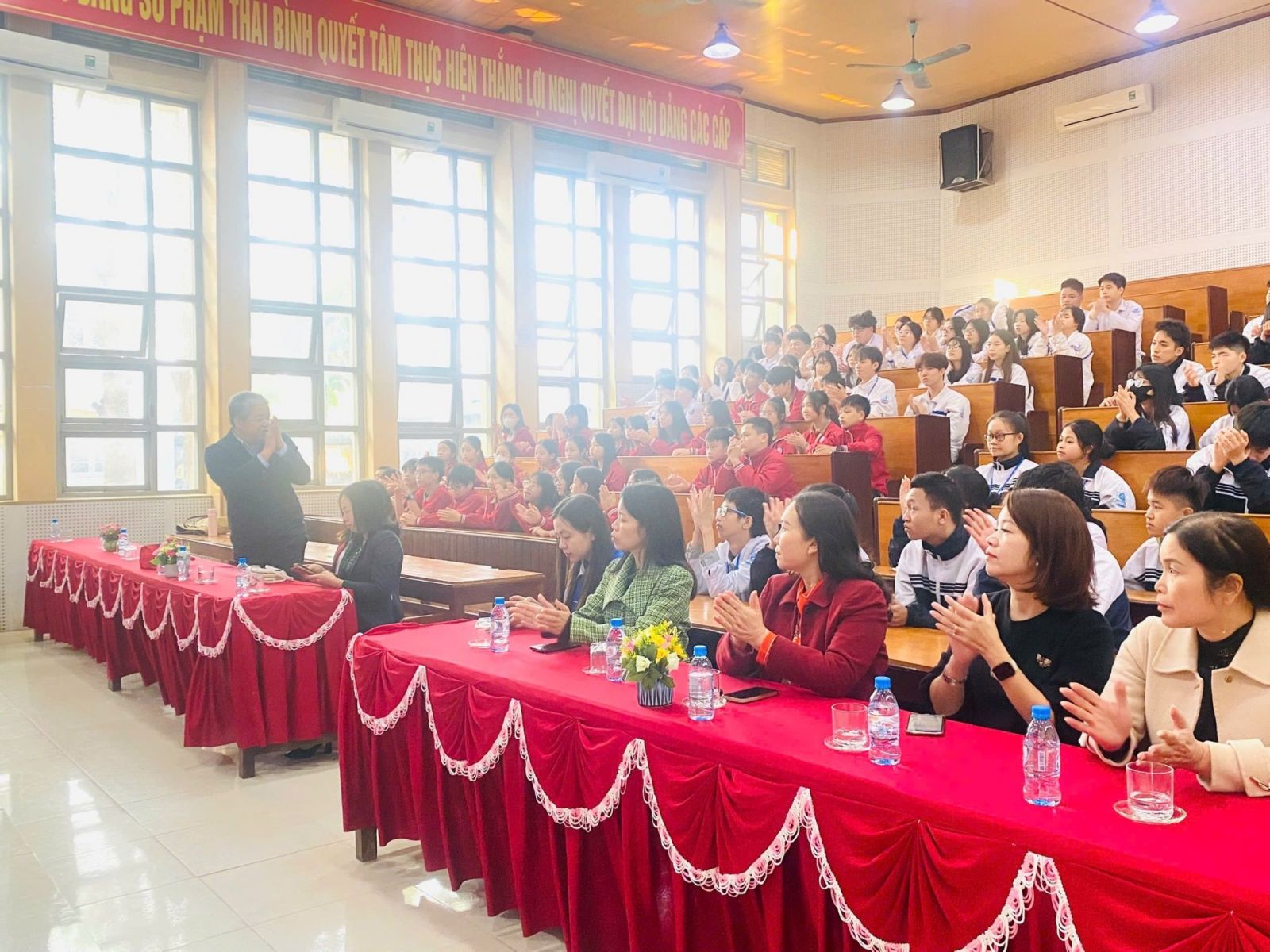 Thăm, tặng quà thiếu nhi có hoàn cảnh đặc biệt khó khăn