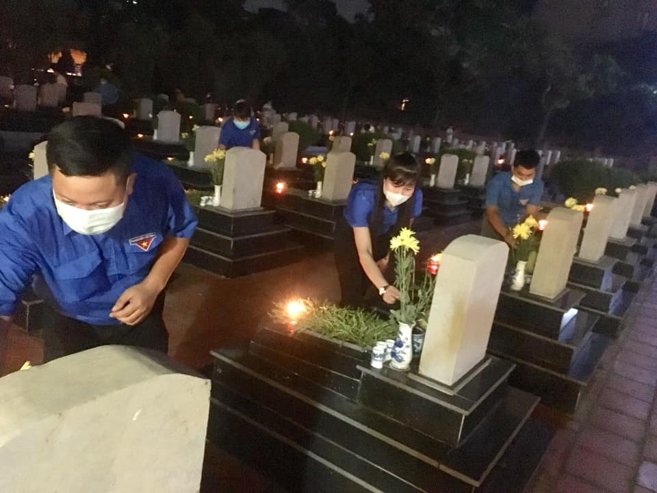 Thị đoàn Mỹ Hào chỉ đạo tổ chức Lễ thắp nến, dâng hương tại 100% công trình tưởng niệm, ghi công các anh hùng liệt sỹ nhân dịp kỷ niệm 74 năm Ngày Thương binh - Liệt sĩ