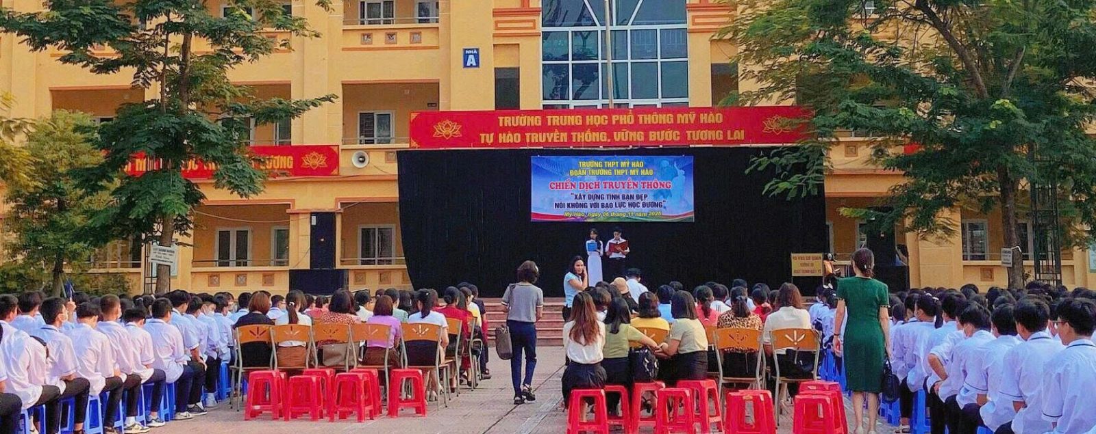 Đoàn trường THPT Mỹ Hào: tổ chức hình thức sân khấu hóa nhằm hưởng ứng Chiến dịch truyền thông “Xây dựng tình bạn đẹp – nói không với bạo lực học đường”.
