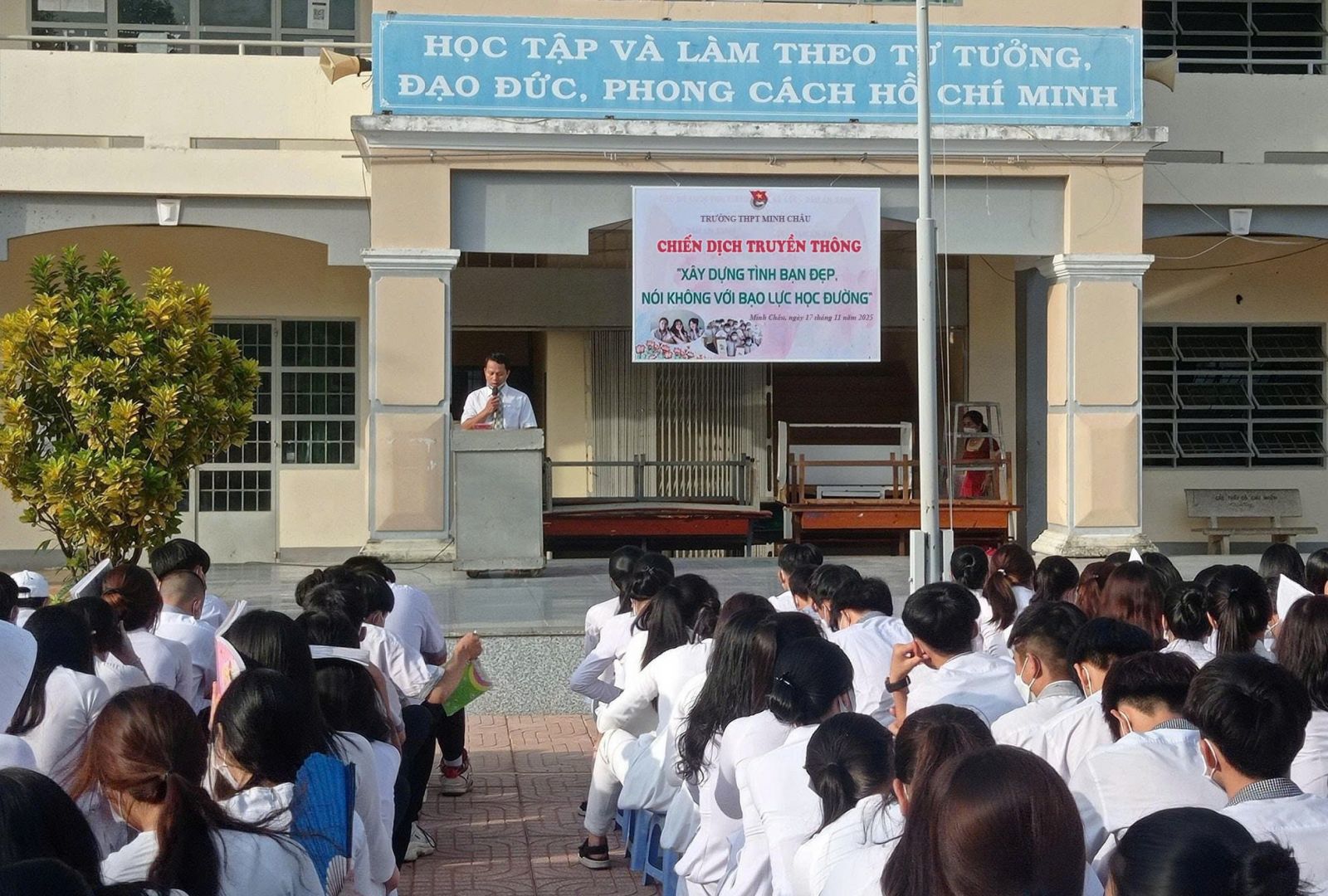 Đoàn trường THPT Minh Châu đã tổ chức chiến dịch truyền thông “Xây dựng tình bạn đẹp – Nói không với bạo lực học đường” trong tiết sinh hoạt dưới cờ