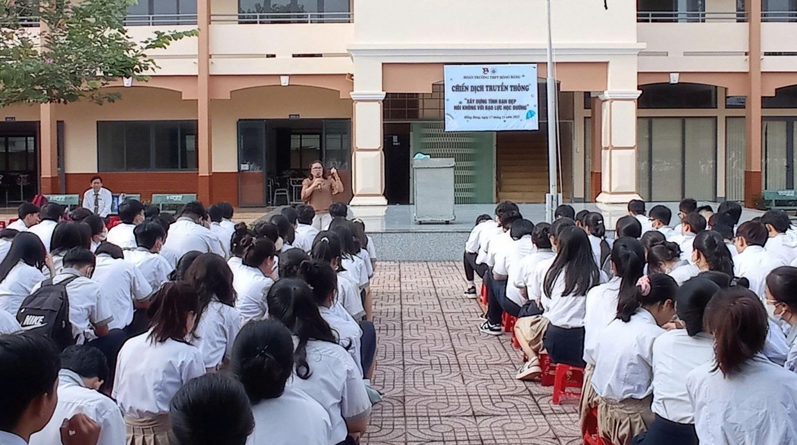 Đoàn trường THPT Hồng Bàng tổ chức Chiến dịch truyền thông “Xây dựng tình bạn đẹp - nói không với bạo lực học đường” .