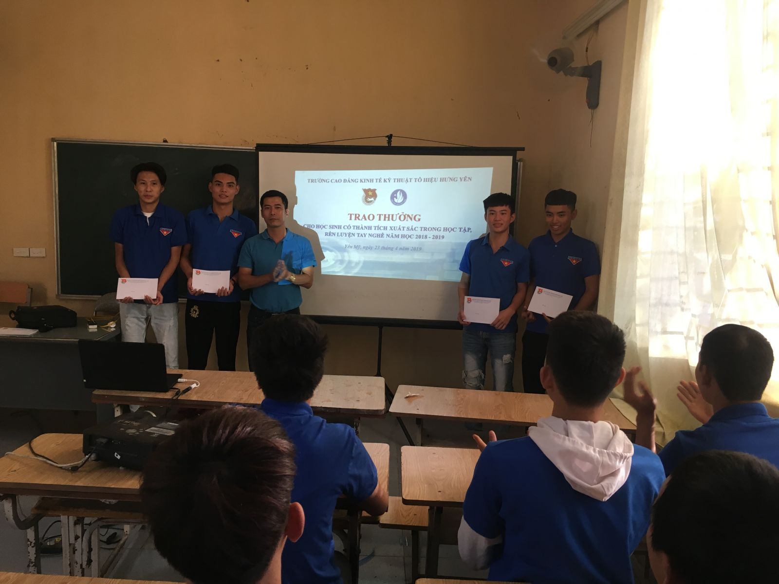 Đoàn trường Cao đẳng Kinh tế kỹ thuật Tô hiệu Hưng Yên tổ chức chương trình “Trao thưởng cho học sinh có thành tích xuất sắc trong học tập, rèn luyện tay nghề năm học 2018 – 2019”