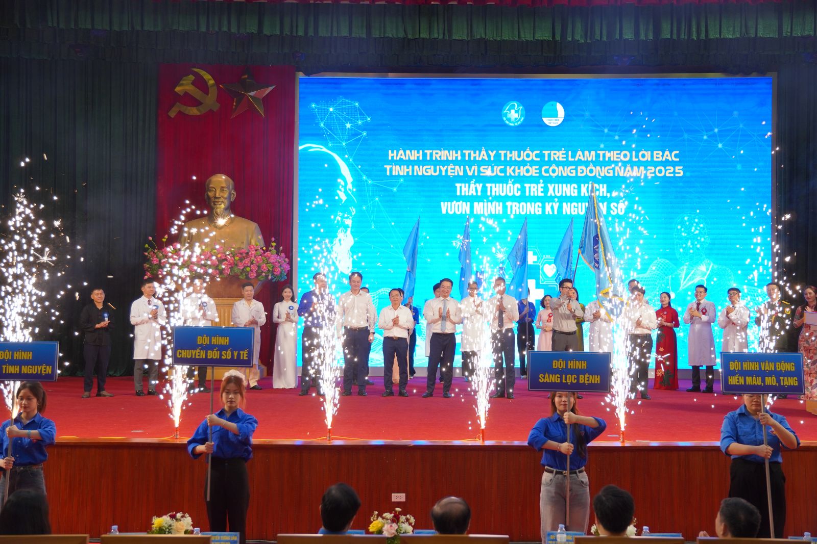 Lễ ra quân Hành trình Thầy thuốc trẻ làm theo lời Bác, tình nguyện vì sức khỏe cộng đồng năm 2025 và Tuyên dương Thầy thuốc trẻ Việt Nam tiêu biểu.