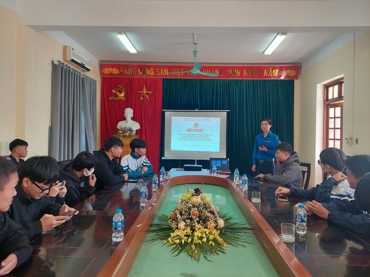 Đoàn trường cao đẳng Kinh tế- Kỹ thuật Tô Hiệu  tổ chức Hội nghị học tập chuyên đề học tập và làm theo tư tưởng, đạo đức, phong cách Hồ Chí Minh về phong cách Hồ Chí Minh dành cho cán bộ đoàn năm 2023.