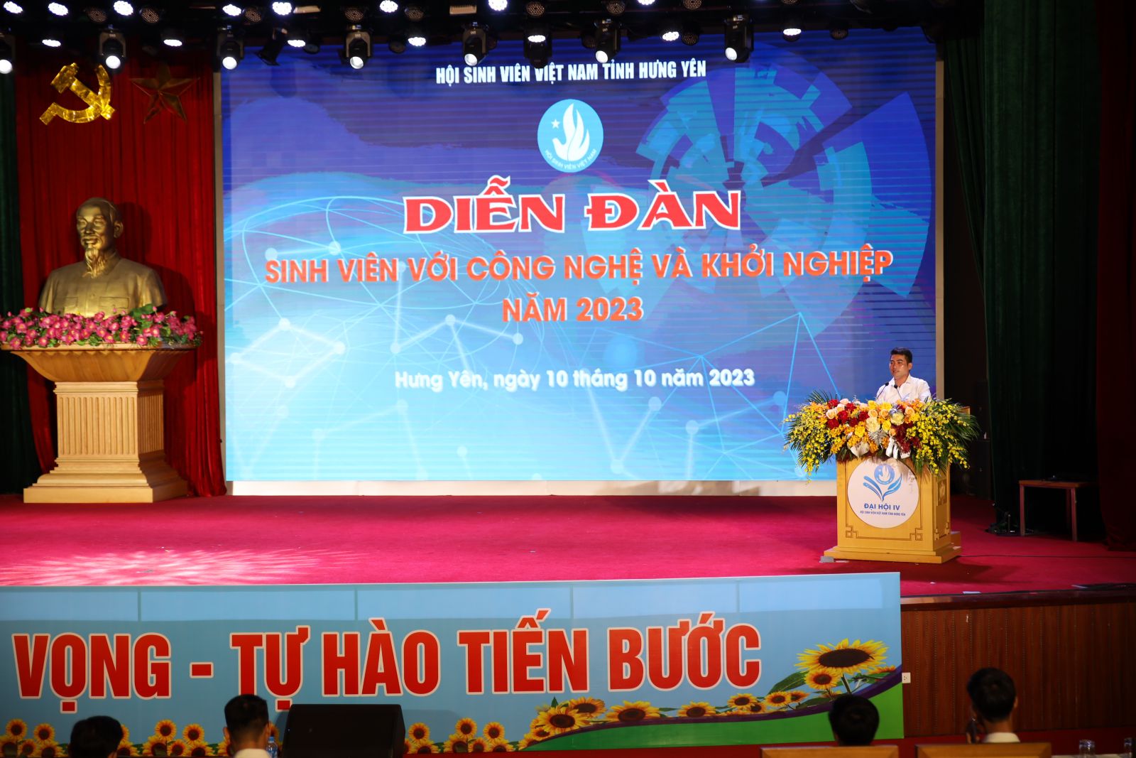Liên hoan văn nghệ chào mừng Đại hội lần thứ IV Hội Sinh viên Việt Nam tỉnh Hưng Yên và Diễn đàn: “Sinh viên với công nghệ và khởi nghiệp”.