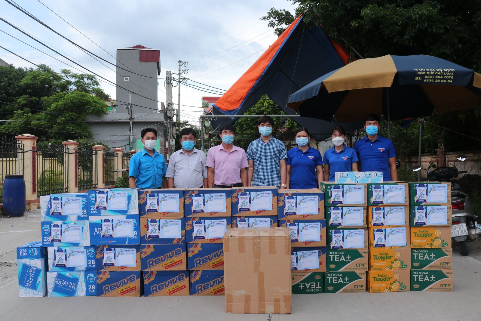 Văn phòng Hội Liên hiệp thanh niên Việt Nam tỉnh, Câu lạc bộ thầy thuốc trẻ tỉnh Hưng Yên thăm và tặng quà các chốt kiểm dịch xã Thọ Vinh, huyện Kim Động.