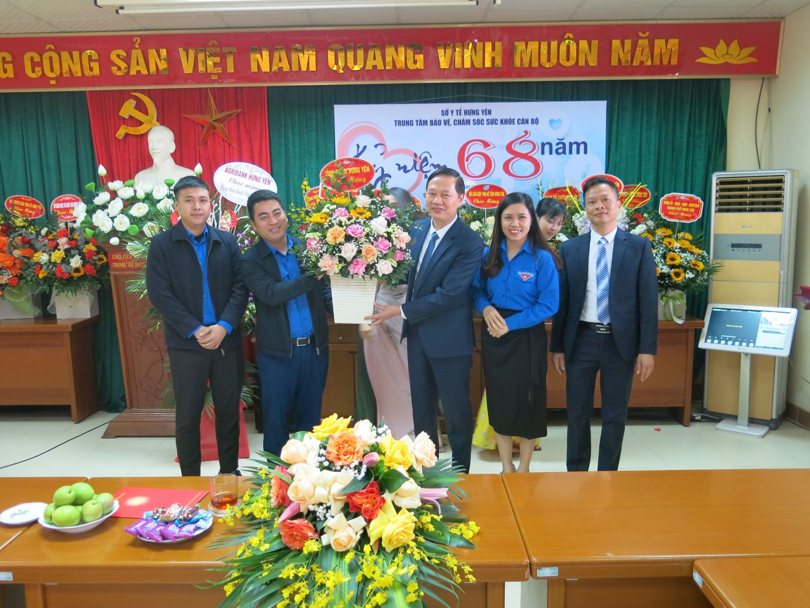 Ban Thường vụ Tỉnh đoàn, Hội LHTN Việt Nam tỉnh tặng hoa chúc mừng nhân kỷ niệm 68 năm Ngày Thầy thuốc Việt Nam