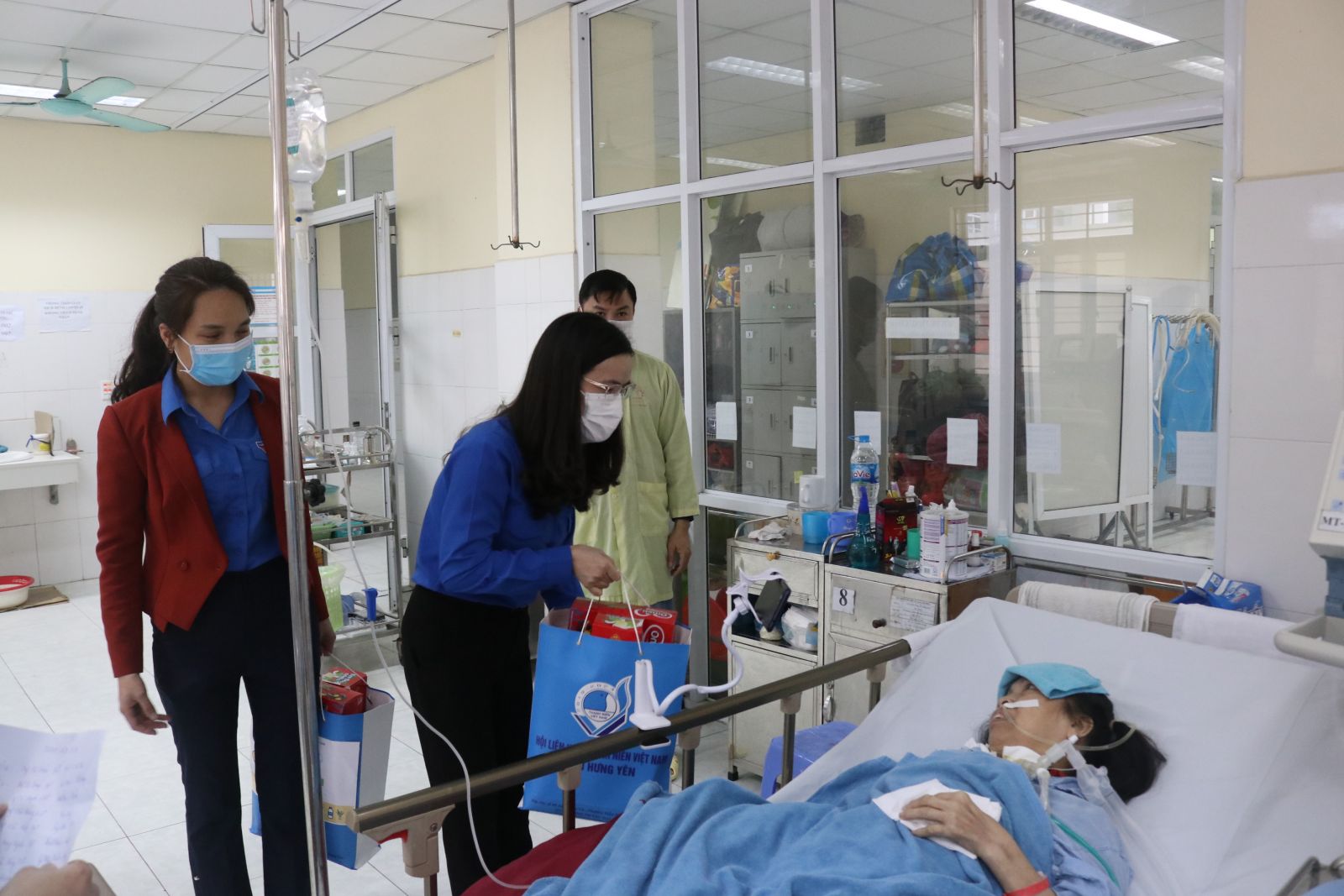 Tuổi trẻ tỉnh Hưng Yên tổ chức hoạt động thăm hỏi, tặng quà tết bệnh nhân có hoàn cảnh khó khăn không về quê ăn tết, hỗ trợ công tác phòng, chống dịch Covid -19 nhân dịp Tết Nguyên đán Nhâm Dần năm 2022