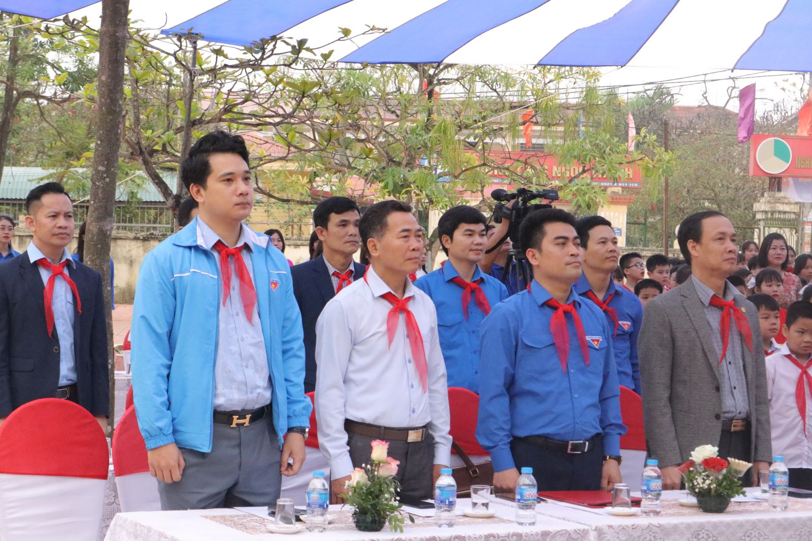 Các đồng chí lãnh đạo tỉnh đoàn, lãnh đạo sở giáo dục, lãnh đạo huyện ủy Kim động làm lễ chào cờ