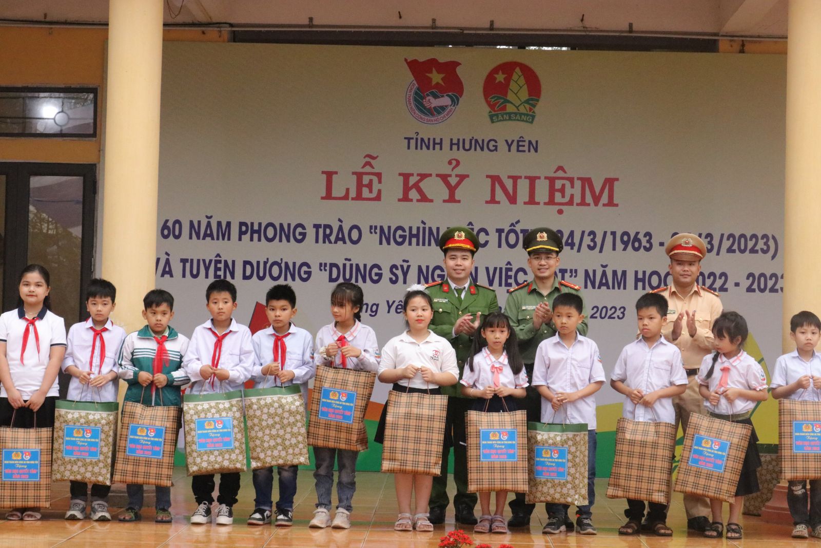 BCH Đoàn TN Công an tỉnh tặng quà các em học sinh