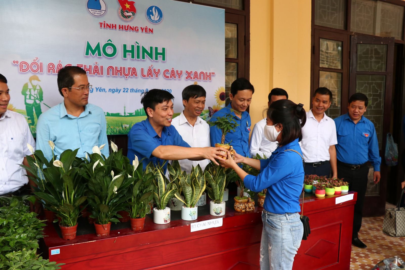 Ban Thường vụ Tỉnh đoàn triển khai xây dựng mô hình "Đổi rác thải nhựa lấy cây xanh"