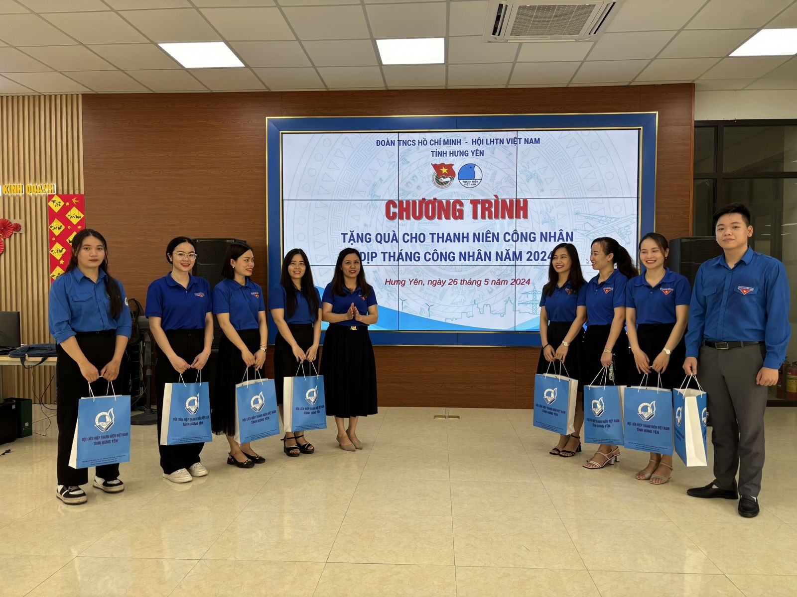 Ban Thường vụ Tỉnh đoàn, Hội LHTN Việt Nam tỉnh tặng quà thanh niên công nhân dịp Tháng công nhân năm 2024