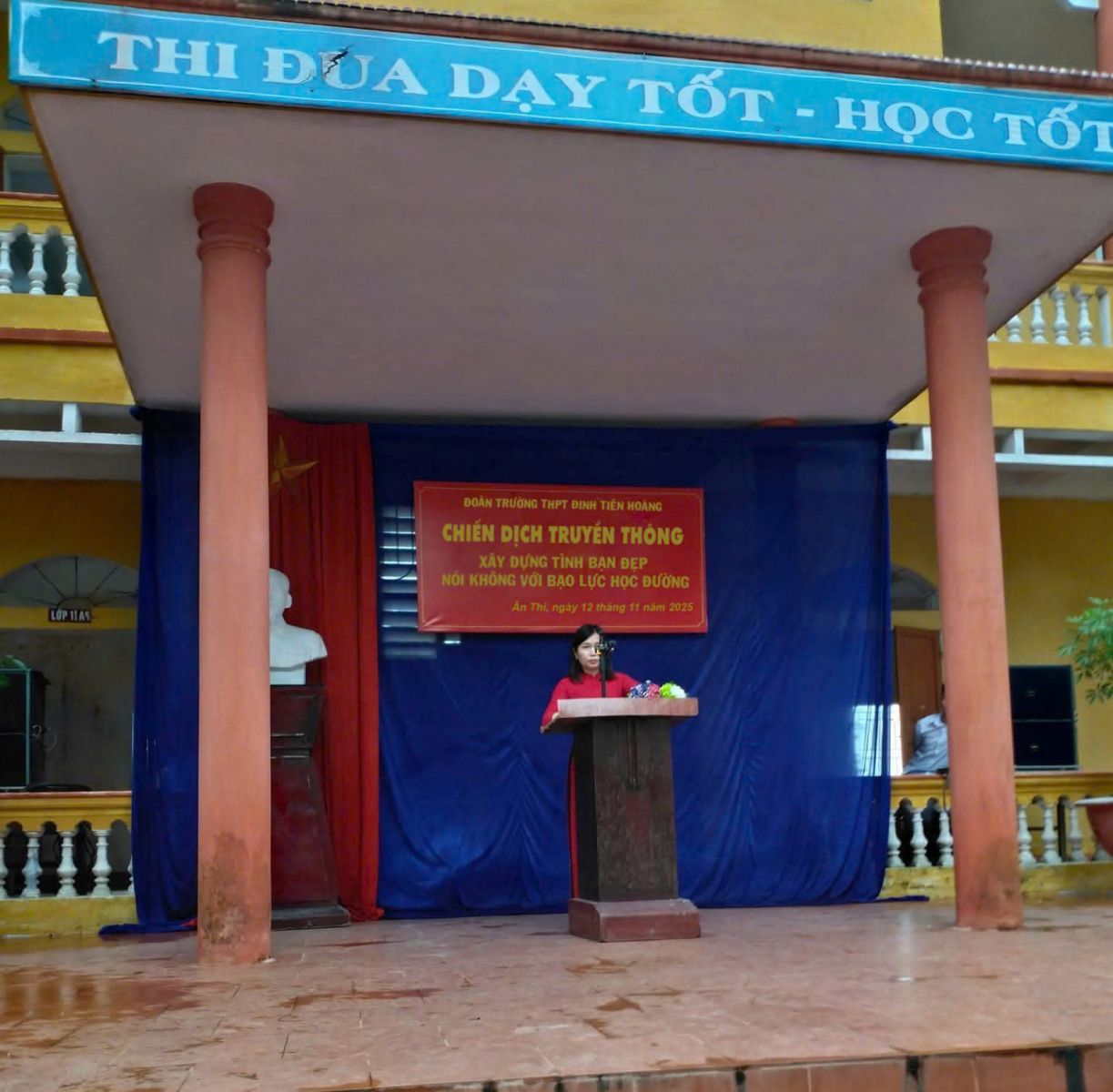 Đoàn trường THPT Đinh Tiên Hoàng tổ chức tuyên truyền về xây dựng tình bạn đẹp