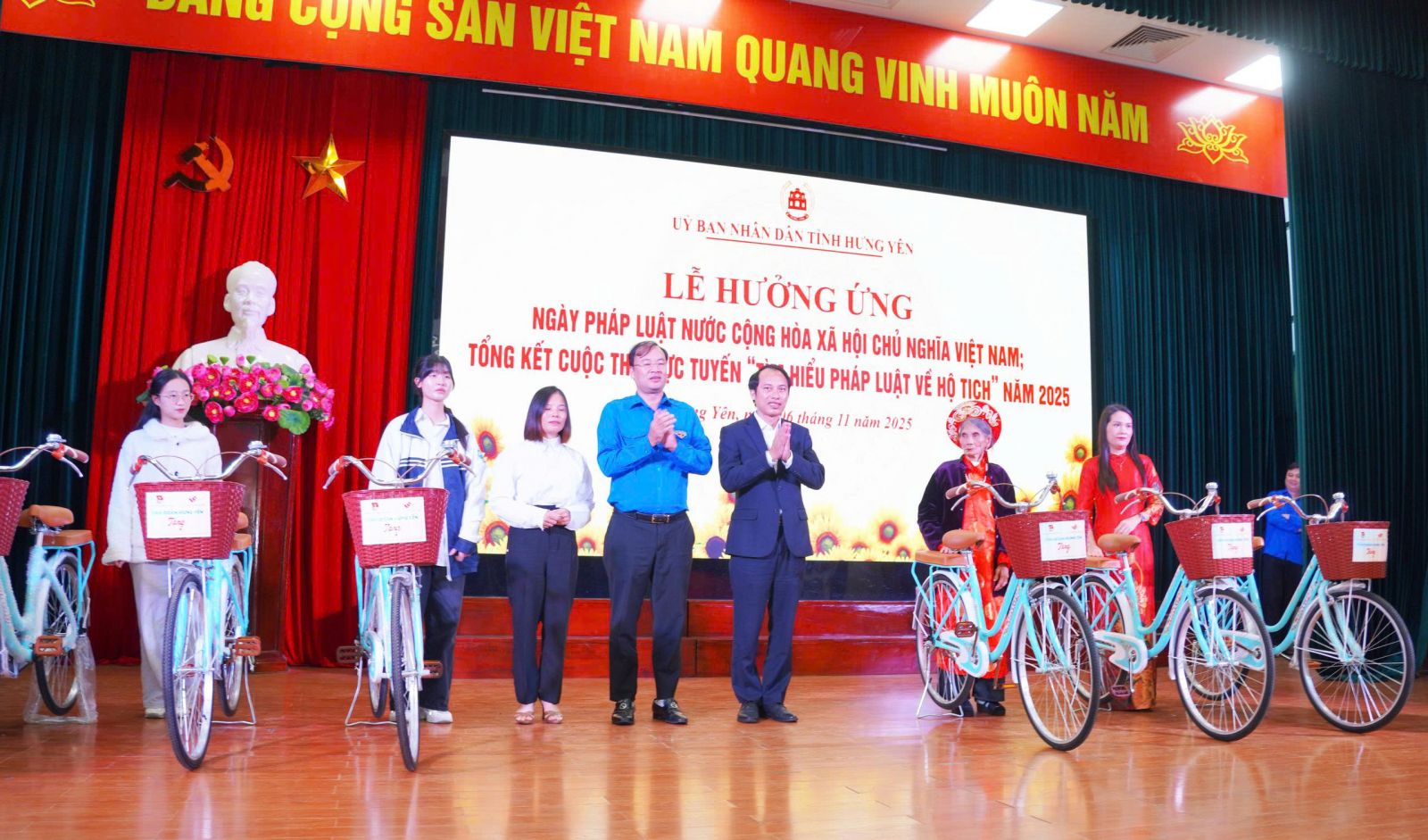 Đoàn TNCS Hồ Chí Minh tỉnh Hưng Yên - Hội Doanh nhân Thái Bình miền Nam trao tặng xe đạp cho đối tượng gia đình chính sách, gia đình có hoàn cảnh khó khăn