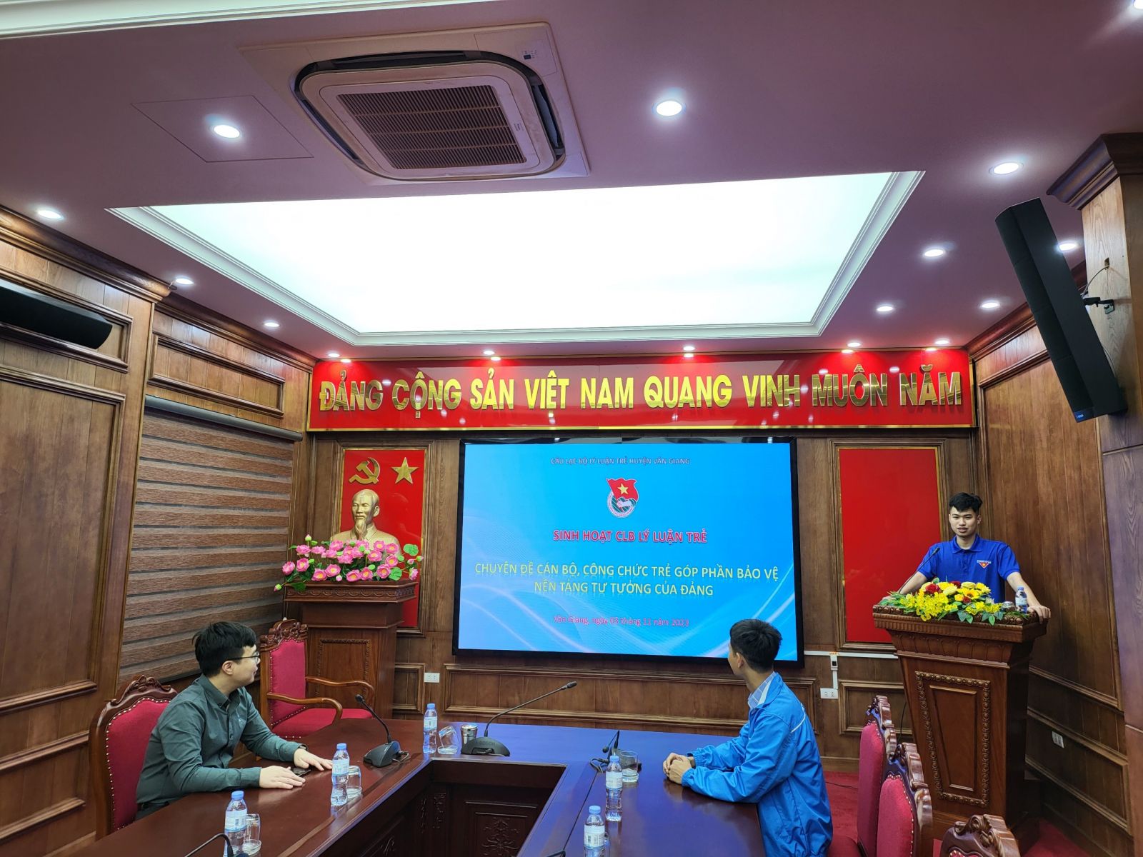 Câu lạc bộ Lý luận trẻ huyện Văn Giang sinh hoạt chuyên đề "Cán bộ, công chức trẻ góp phần bảo vệ nền tảng tư tưởng của Đảng"