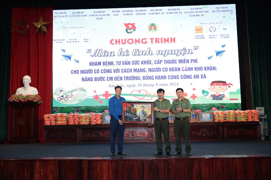 Ban Thanh niên Công an tỉnh tham gia chương trình “Mùa hè tình nguyện năm 2024” tại thị trấn Gia Lộc, tỉnh Hải Dương