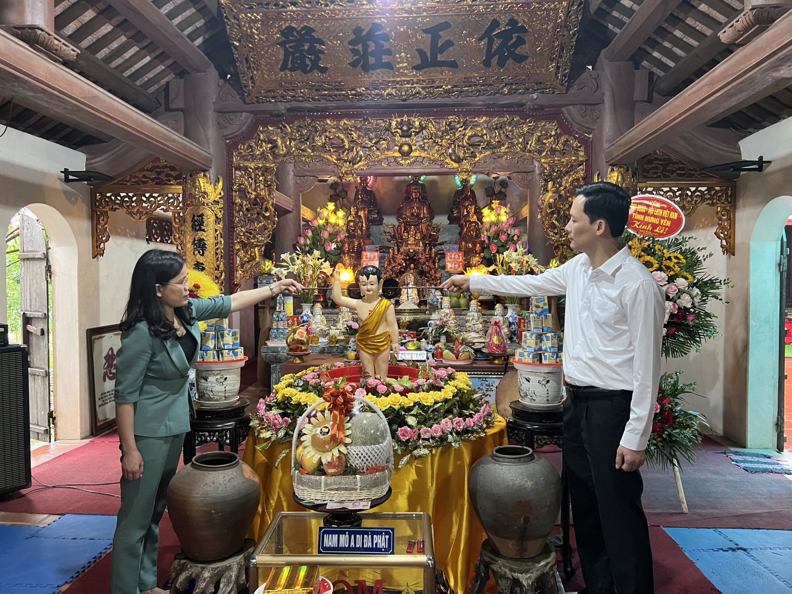 Ban Thường vụ Tỉnh đoàn, Hội Liên hiệp thanh niên Việt Nam tỉnh Hưng Yên tổ chức thăm, tặng quà nhân dịp Đại lễ Phật đản 2022