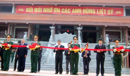 Các đại biểu cắt băng khánh thành đền thờ Anh hùng liệt sĩ