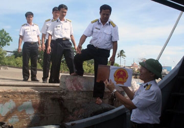 Những lá phiếu bầu cử Quốc hội đầu tiên trên biển