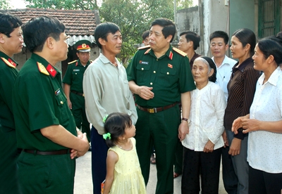 Đại tướng Phùng Quang Thanh, Ủy viên Bộ Chính trị, Bộ trưởng Bộ Quốc phòng thăm, tặng quà gia đình đồng đội