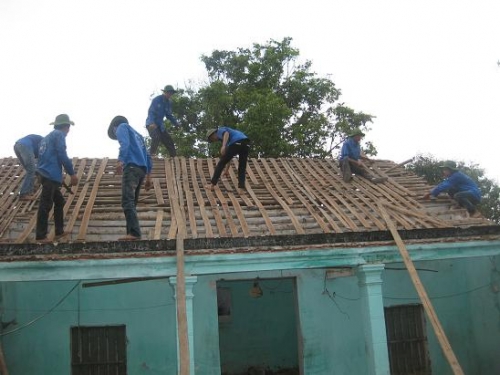 Đội SVTN trường Đại học sư phạm kỹ thuật Hưng Yên sửa chữa nâng cấp xây nhà nhân ái tặng cựu TNXP