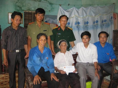 Tỉnh Đoàn – Đoàn thanh niên Cụm Trung tâm tỉnh: tặng quà 10 gia đình thương binh liệt sỹ năm 2011