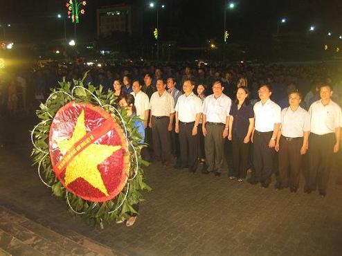 Tỉnh Đoàn Hưng Yên tổ chức chương trình “Thắp nến tri ân các anh hùng liệt sỹ” năm 2011