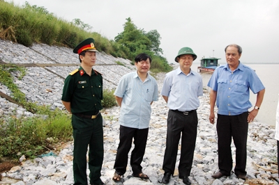 Bí thư Tỉnh ủy Nguyễn Văn Cường kiểm tra các tuyến đê, kè thuộc hệ thống sông Hồng, sông Luộc