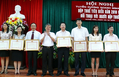 Hưng Yên: Tuyên dương doanh nghiệp nộp thuế tiêu biểu năm 2010 và đối thoại với người nộp thuế