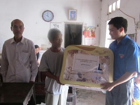 Hội LHTN Việt Nam tỉnh tặng quà 3 đối tượng trẻ em, gia đình chính sách tại thành phố Hưng Yên