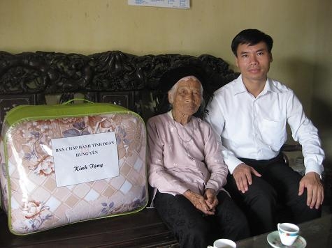 Lãnh đạo Tỉnh Đoàn thăm, tặng quà Mẹ Việt Nam  nhân dịp Đại hội Đoàn toàn tỉnh lần thứ XIV
