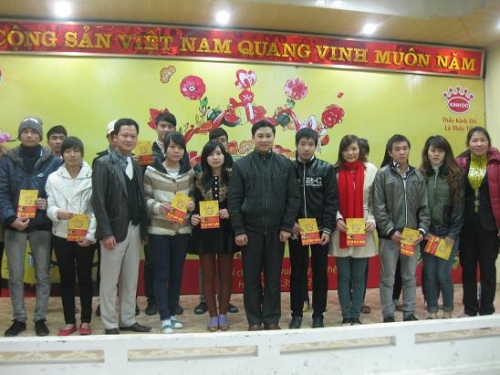 Tỉnh Đoàn trao vé xe cho thanh niên công nhân về quê ăn Tết